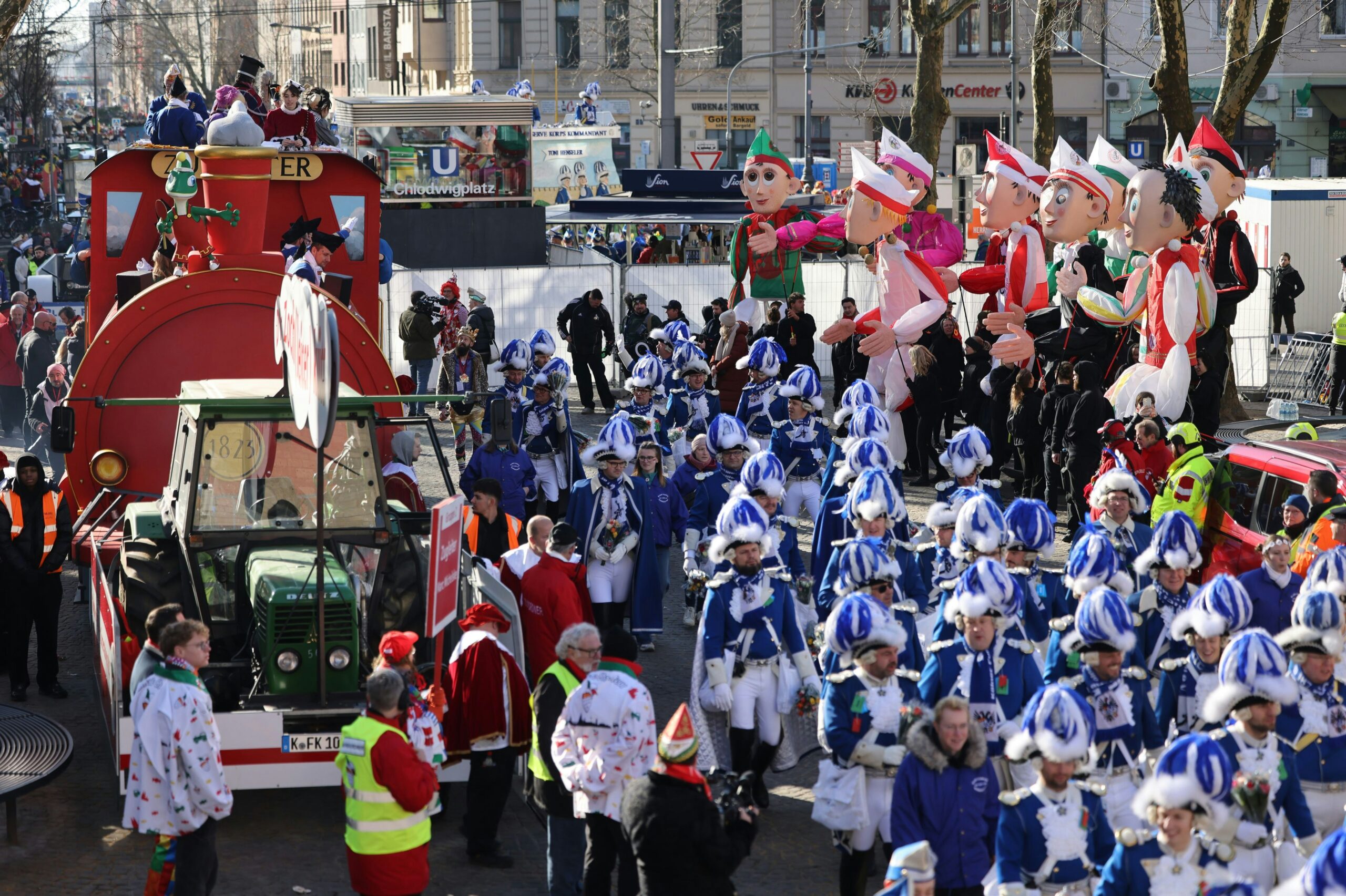 Karneval in Köln: D’r Zoch rollt – Rosenmontagszug pünktlich in der Südstadt gestartet