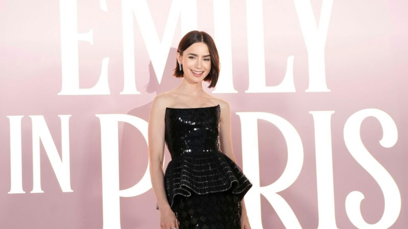 Leute: Lily Collins macht Strand-Ausflug mit kleiner Familie