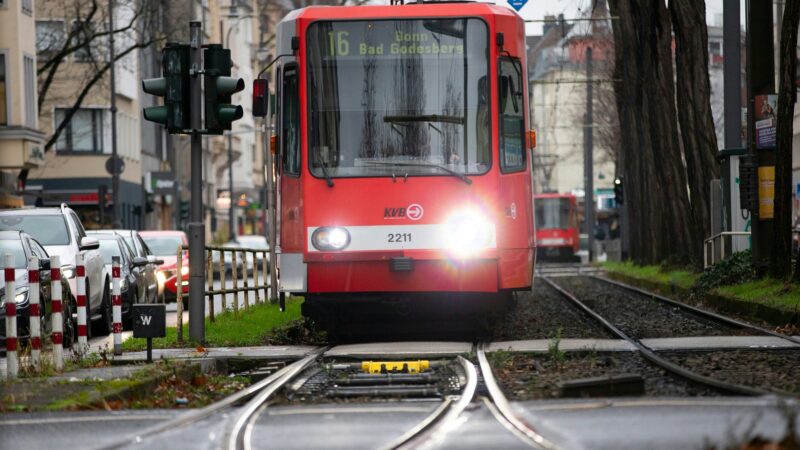 Schwerer Unfall in Köln: 18-Jähriger an Haltestelle in Niehl von KVB-Bahn erfasst