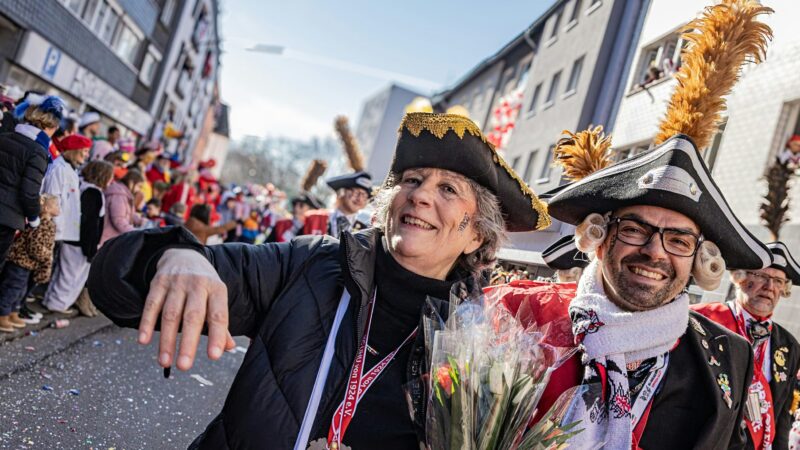 Kölner Rosenmontagszug: Unterwegs mit dem Dellbröcker Boore Schnäuzer Ballett