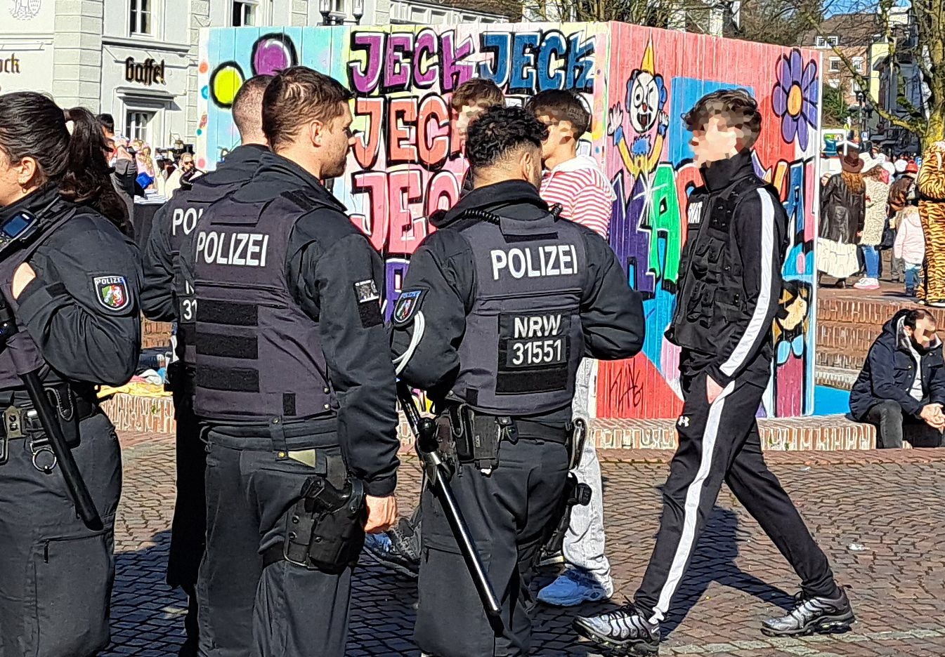 Polizei griff ein: Helm mit Hakenkreuz am Bergisch Gladbacher Zug