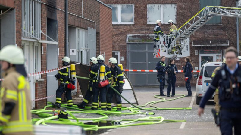 Großeinsatz Ringstraße: Explosion in Lagerhalle in Köln-Rodenkirchen – eine Person schwer verletzt