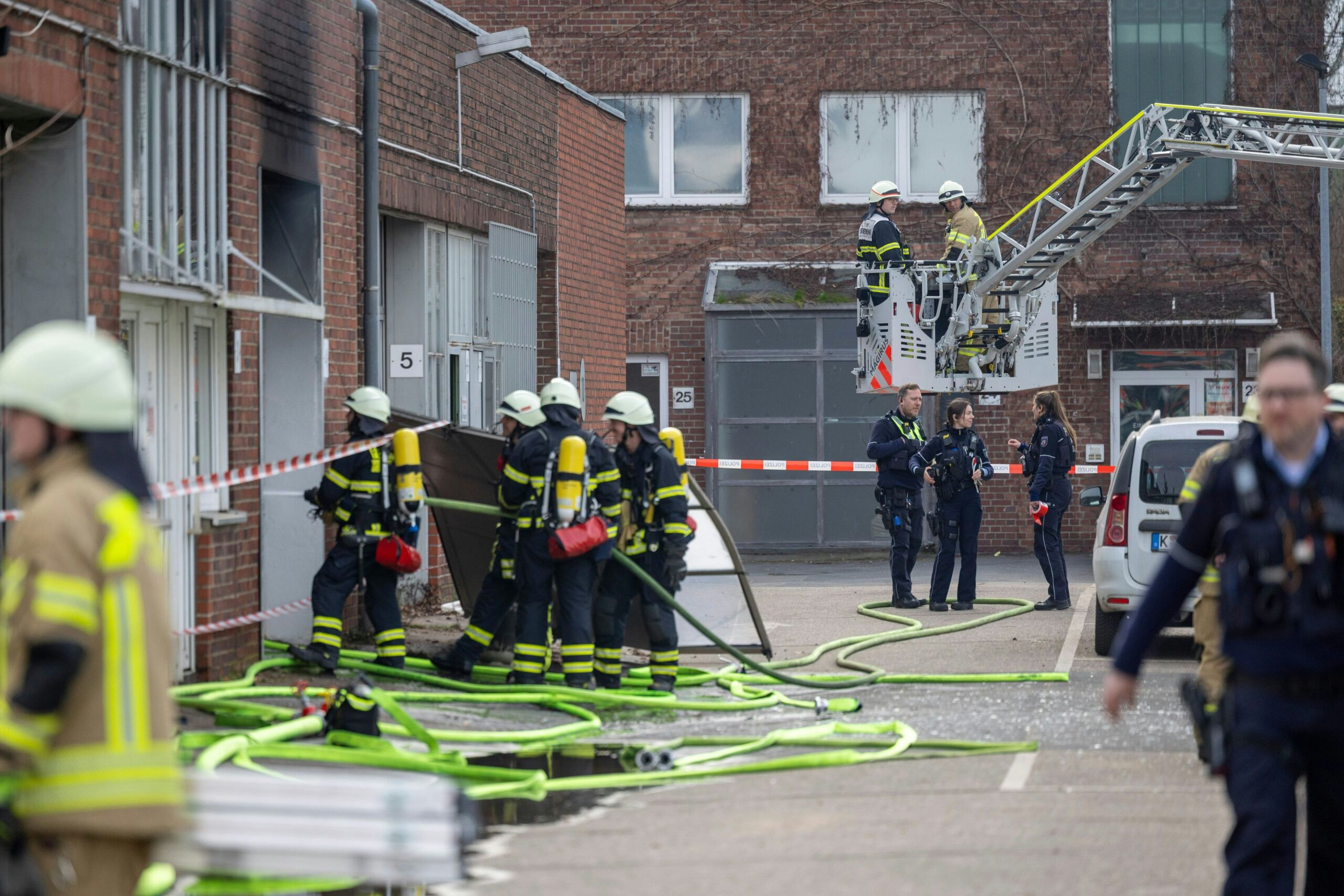 Großeinsatz Ringstraße: Explosion in Lagerhalle in Köln-Rodenkirchen – eine Person schwer verletzt