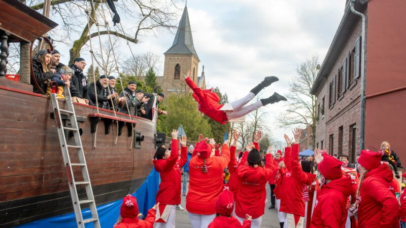 Veedelszoch: Kinder kapern das Piratenschiff „Osborne II“ beim Karneval in Libur