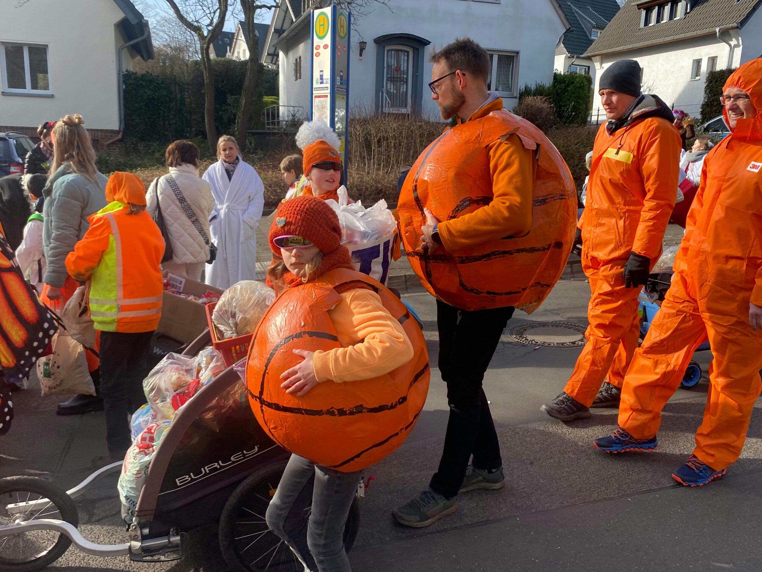 Traditioneller Kinderzug: Jecken rollten als Basketbälle durch den Brühler Westen