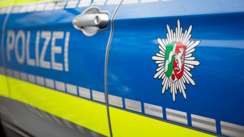 Zülpicher Viertel: Kurze Aufregung am Rosenmontag in Köln – Auto fährt gegen Überfahrsperre