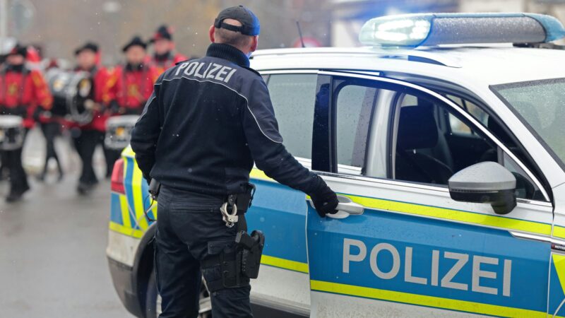 Bilanz der Polizei: Marienheider uriniert am Karnevalssonntag gegen Rettungswagen