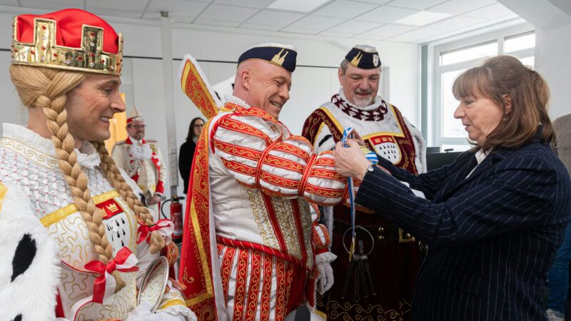 Karneval in Köln: „Dreigestirn der Herzen“ besucht Rundschau-Redaktion – und zieht Sessions-Bilanz