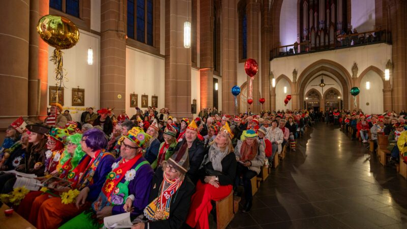 Verkleidet in der Kirche: Karnevalsgottesdienst in St. Agnes setzt bewegendes Zeichen für Frieden