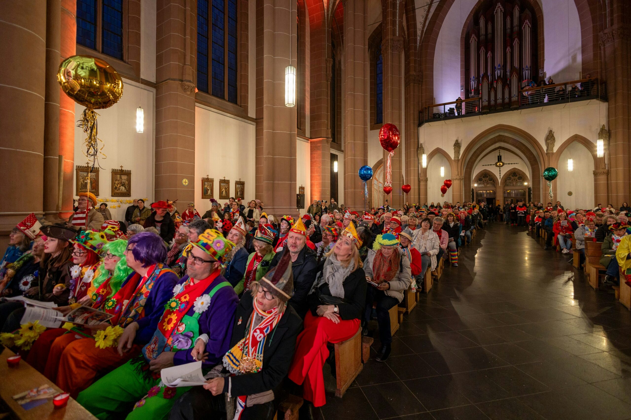 Verkleidet in der Kirche: Karnevalsgottesdienst in St. Agnes setzt bewegendes Zeichen für Frieden