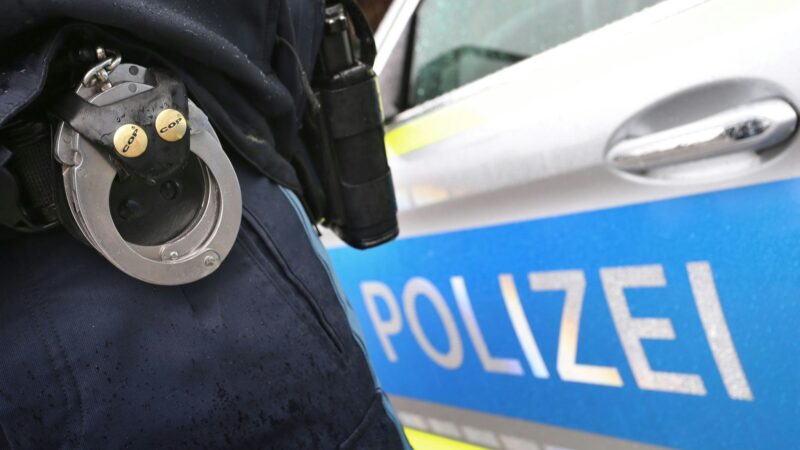 Diebstahl und Fahrerflucht: Auto mit steckendem Schlüssel geklaut – Mann schwer verletzt