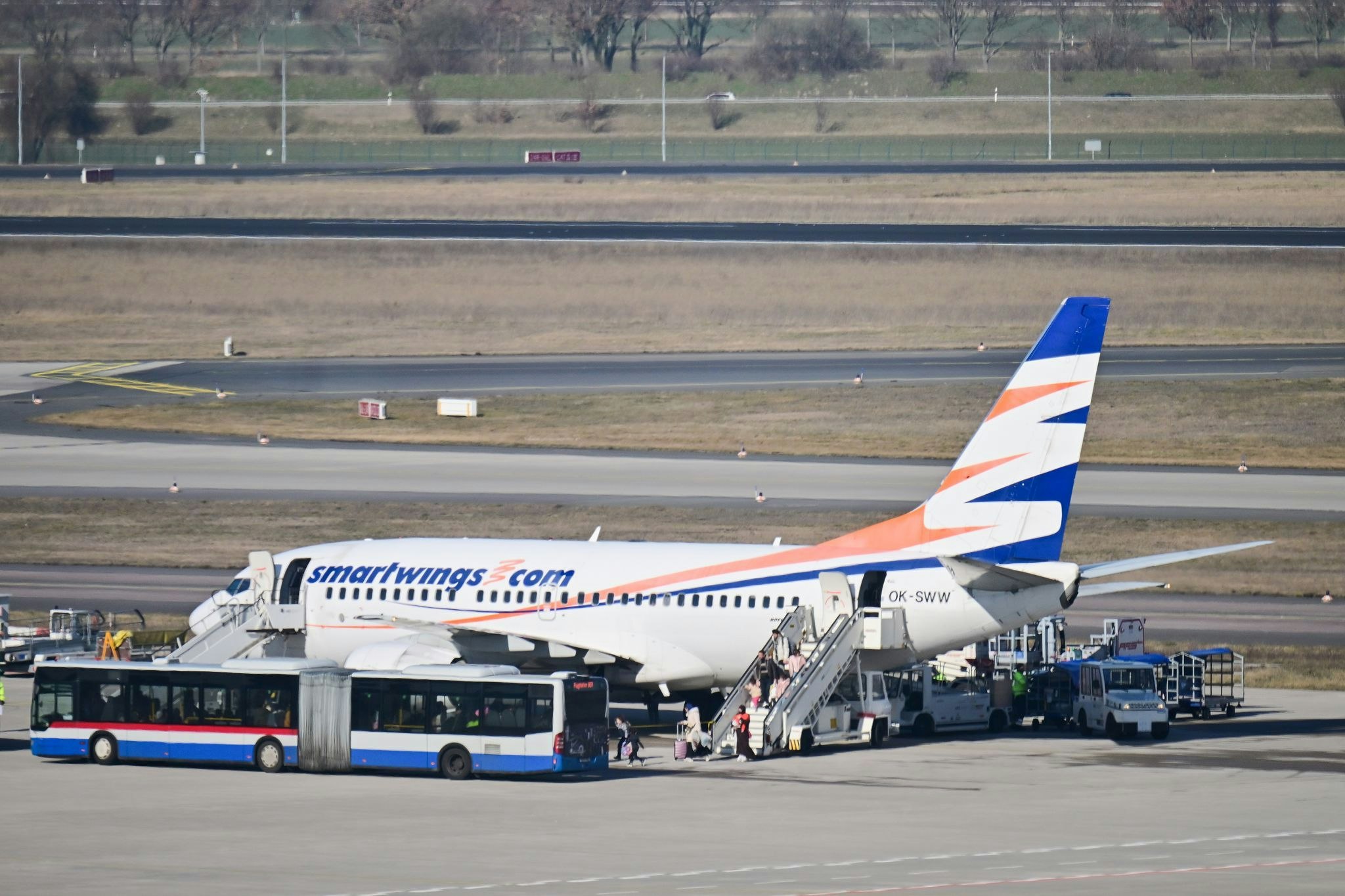 Aufnahmeprogramme: Flugzeug bringt 132 geflüchtete Afghanen nach Deutschland