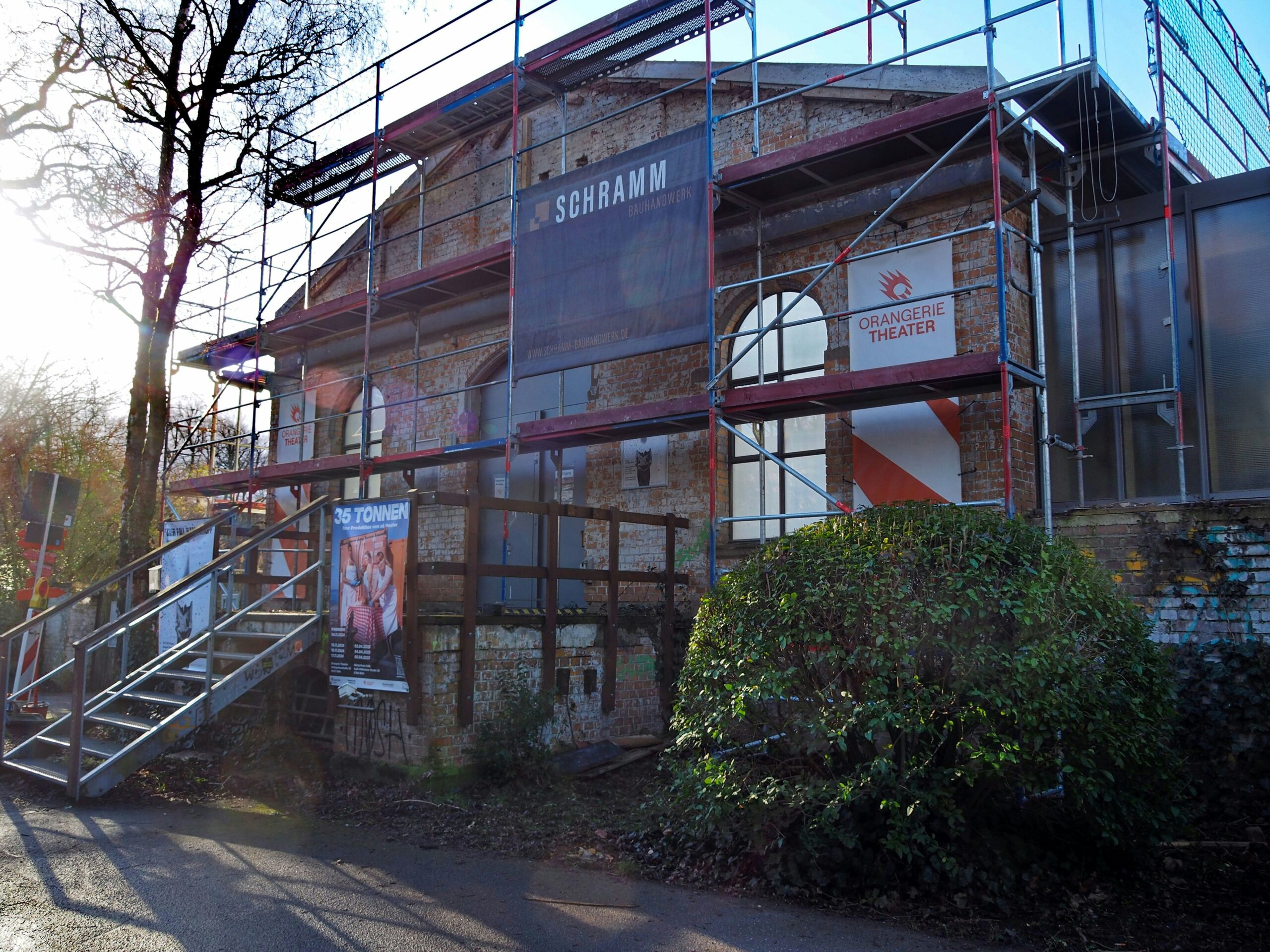 Neues Dach und Photovoltaik: Sanierung am Orangerie Theater im Volksgarten bald abgeschlossen