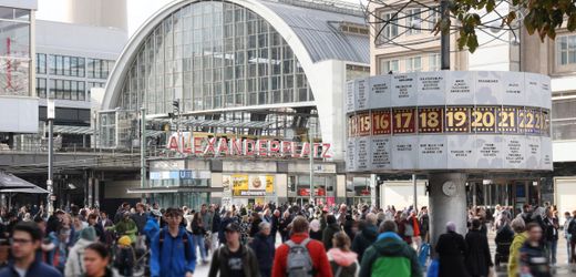 Alexanderplatz in Berlin: Razzia gegen junge Männer nach brutalen Übergriffen