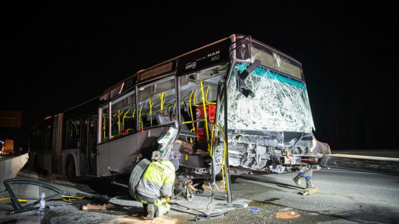 Fahrer leicht verletzt: KVB-Bus verunglückt auf A4 im Kölner Süden