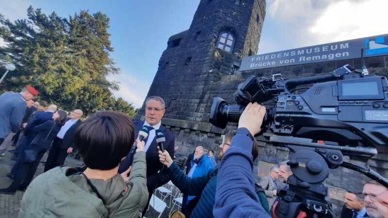 Gedenken: Ministerpräsident Alexander Schweitzer erinnerte an die Eroberung der Brücke von Remagen