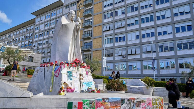 Laut Vatikan: Papst hatte ruhige Nacht ohne Komplikationen im Krankenhaus