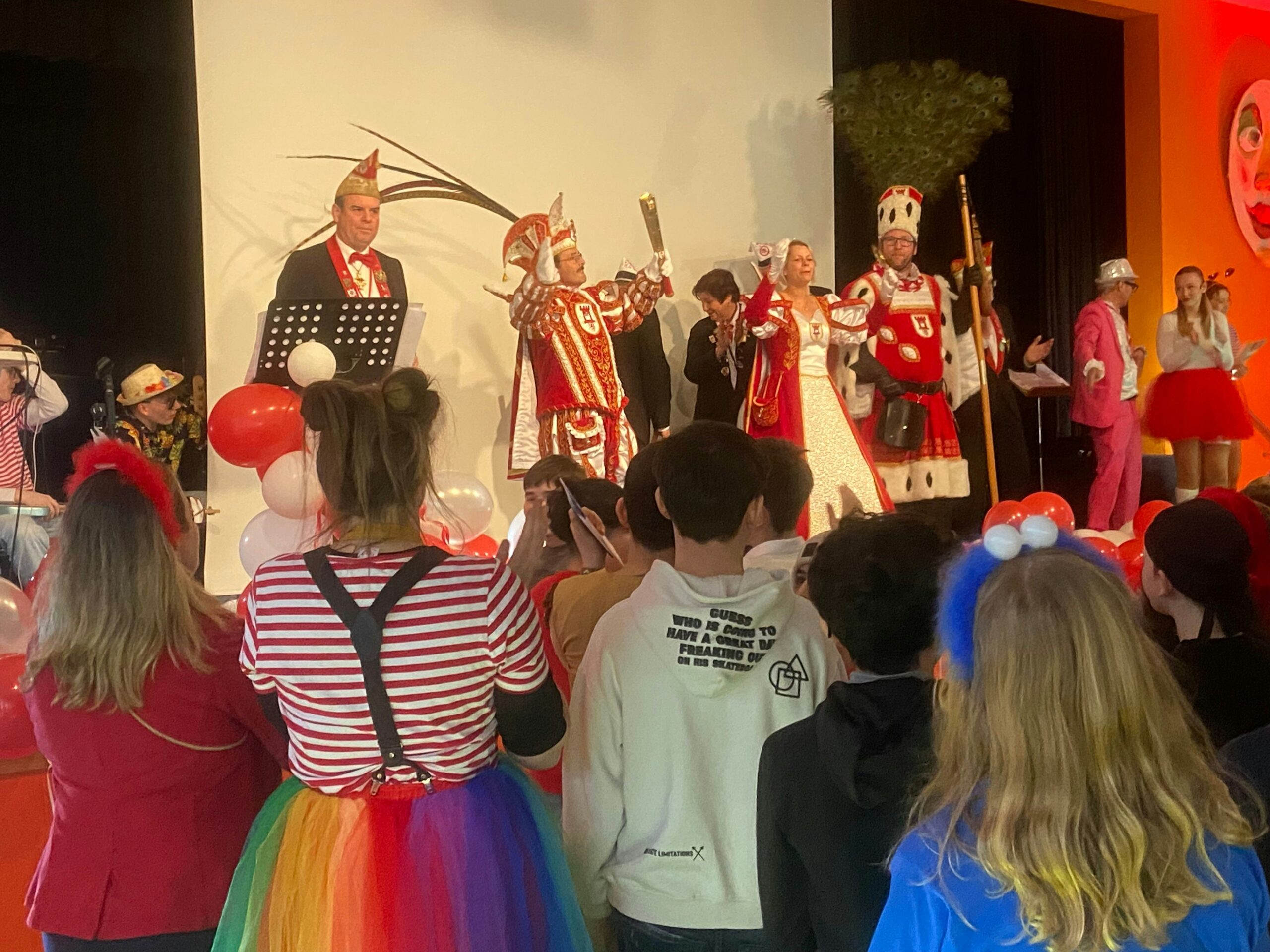 Singend die jecke Tradition erleben: „Loss mer singe“ feiert Premiere an Porzer Gymnasium