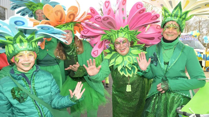 Karneval: Beim Zug in Bechen herrschte trotz schlechtem Wetter gute Stimmung