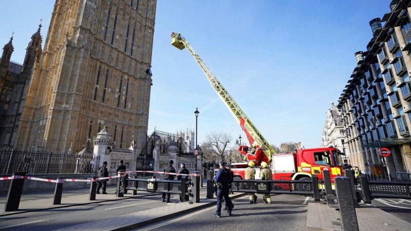 Großbritannien: Protest am Big Ben: Mann mit Palästinaflagge auf Turm