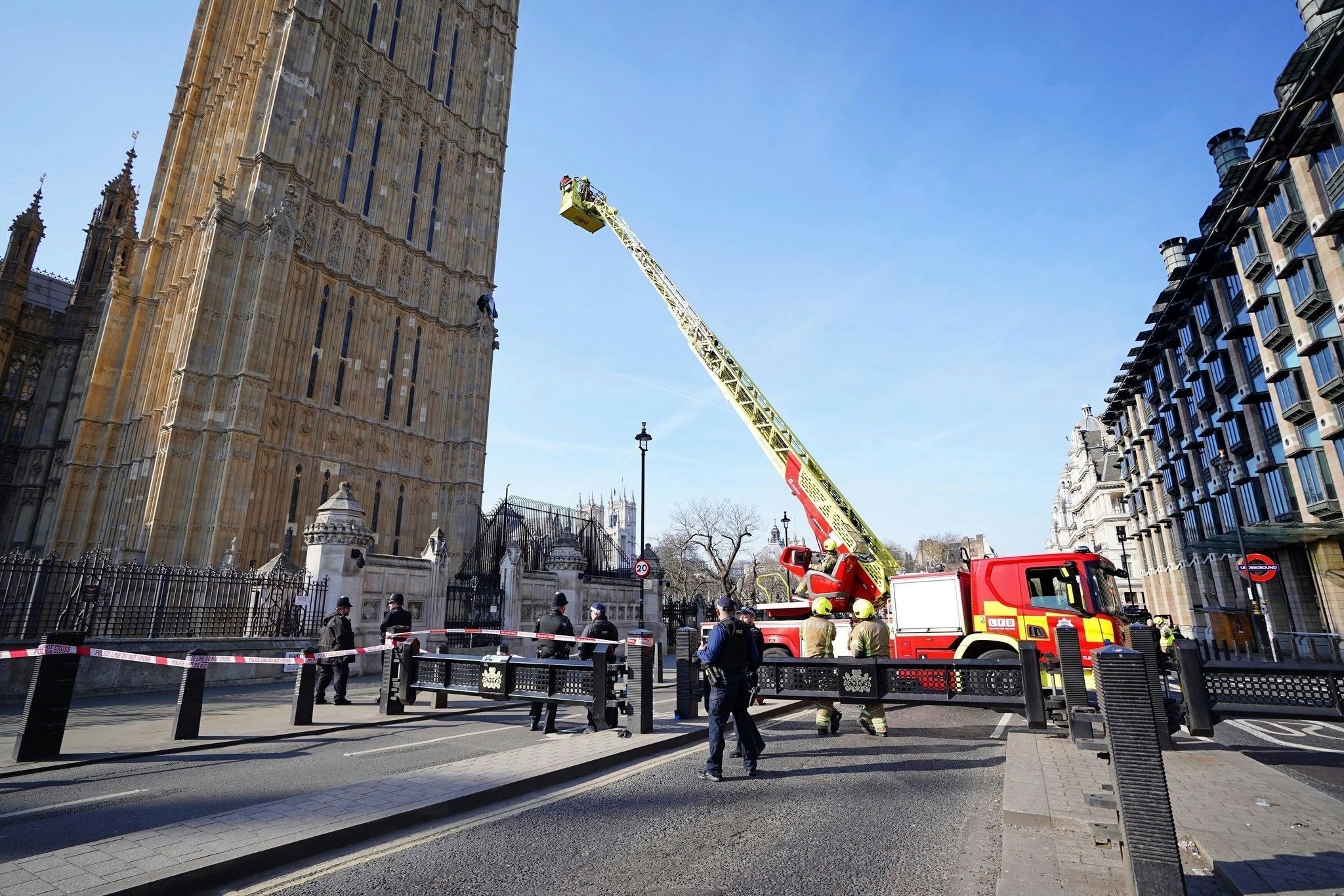 Großbritannien: Protest am Big Ben: Mann mit Palästinaflagge auf Turm