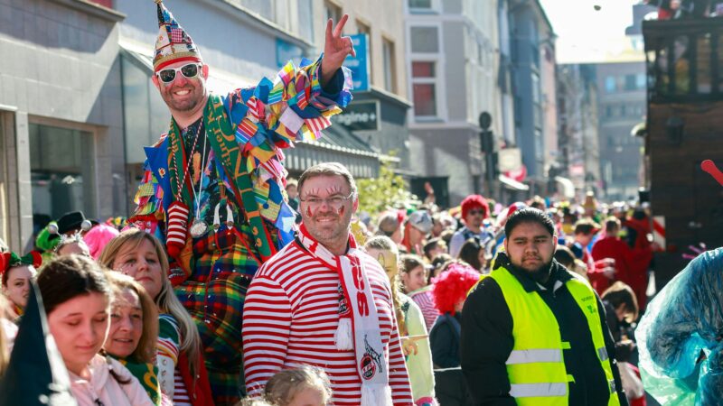 Bildergalerie: Vielfalt dominiert auch im Karneval in Ehrenfeld – Die schönsten Fotos vom Zoch