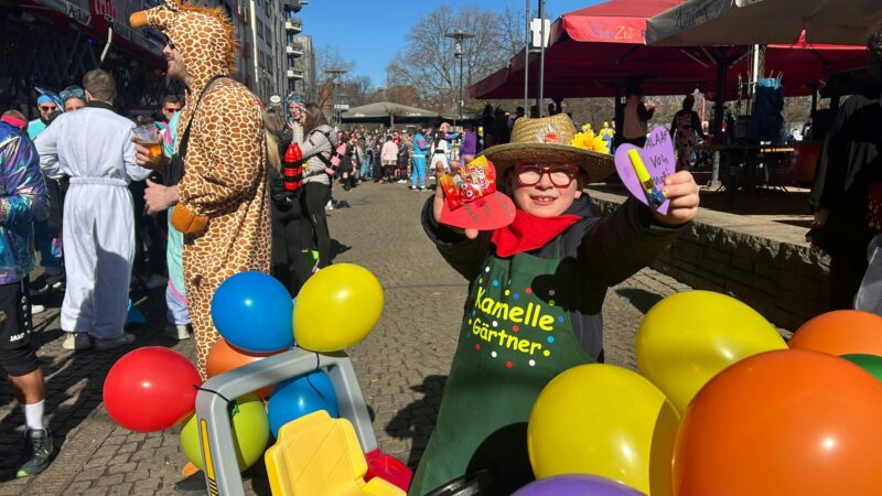 Jeck mit Leidenschaft: Matti (8) verzaubert Feiernde mit Kamelle und Pappherzen in der Altstadt