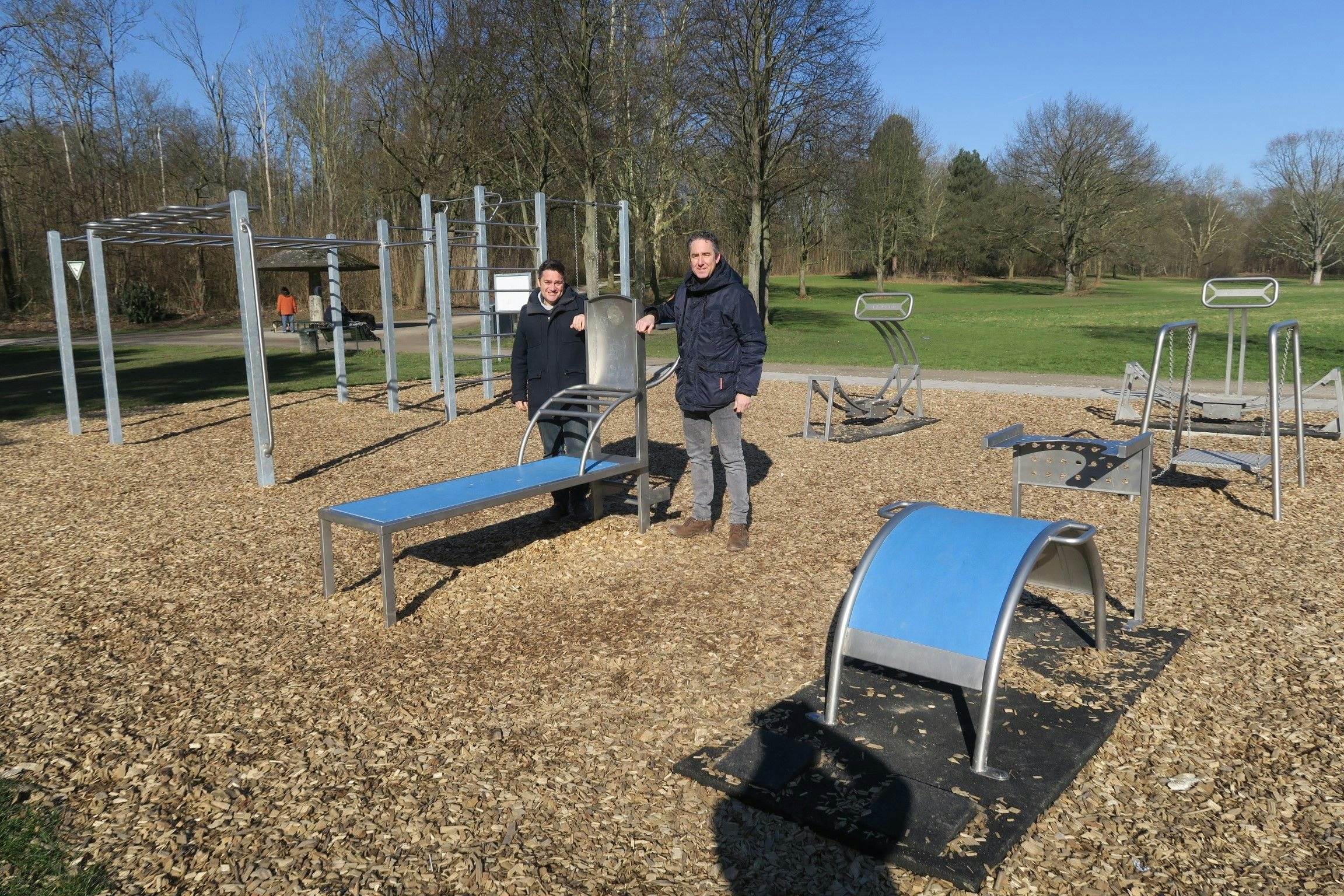 Fitness und Gemeinschaft fördern: Bewegungsparcours in Bocklemünd bekommt neue Sportgeräte