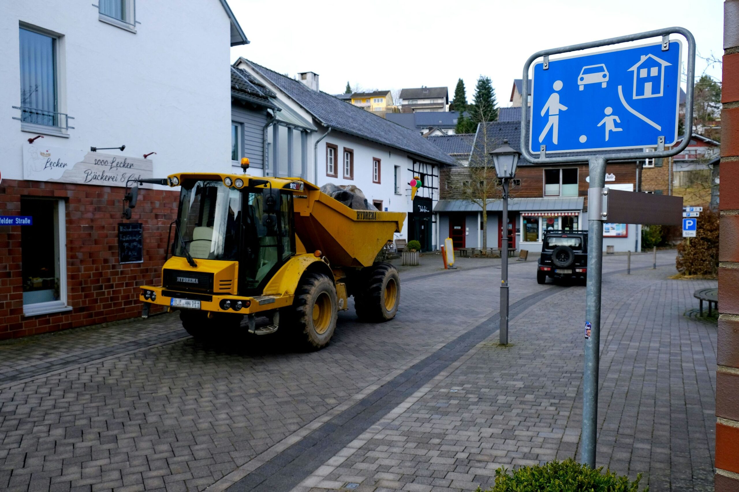 Lastwagen, Busse, Park-Chaos: Anwohner in Nettersheim fordern Gemeinde zum Handeln auf