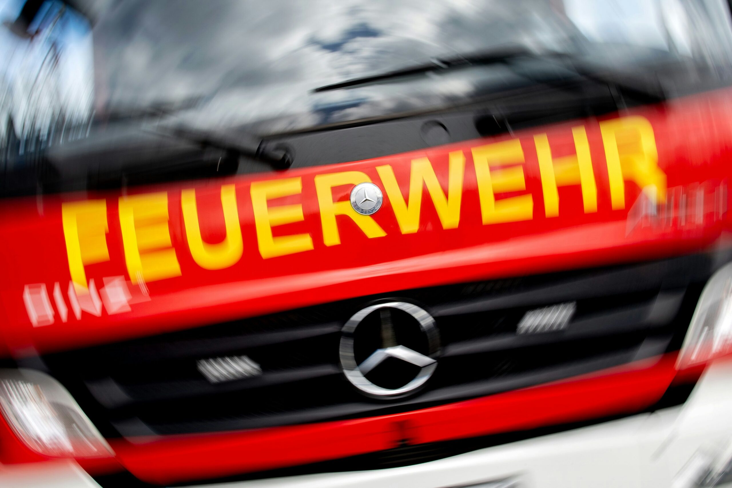 Unter Wohnhäusern: Feuer in Tiefgarage in Köln-Holweide – Zwei Pkw ausgebrannt