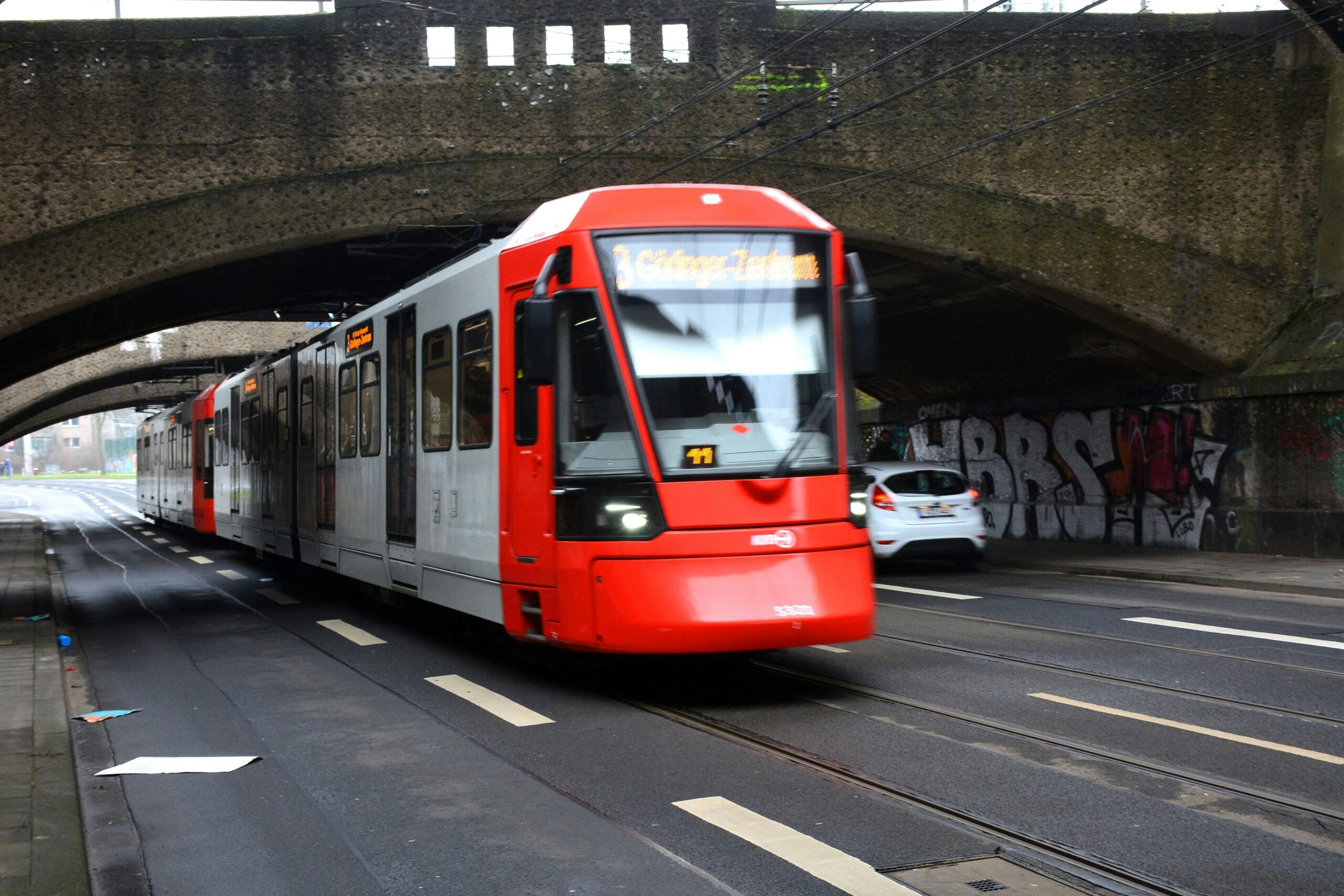 Bürgerbeteiligung gefordert: Kalkberg in Köln – Bürger lehnen neue Straße auf Grünfläche ab