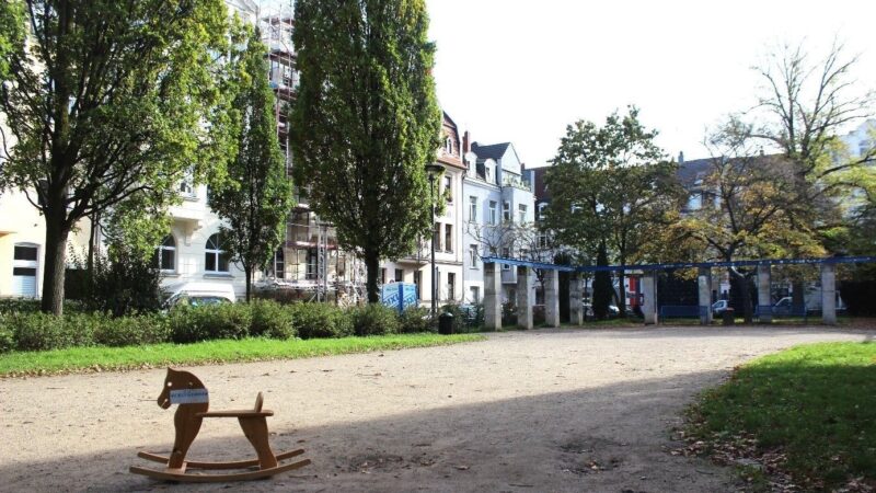 Umgestaltung: Neue Bäume und mehr Struktur für Fahrräder am Erzbergerplatz in Nippes