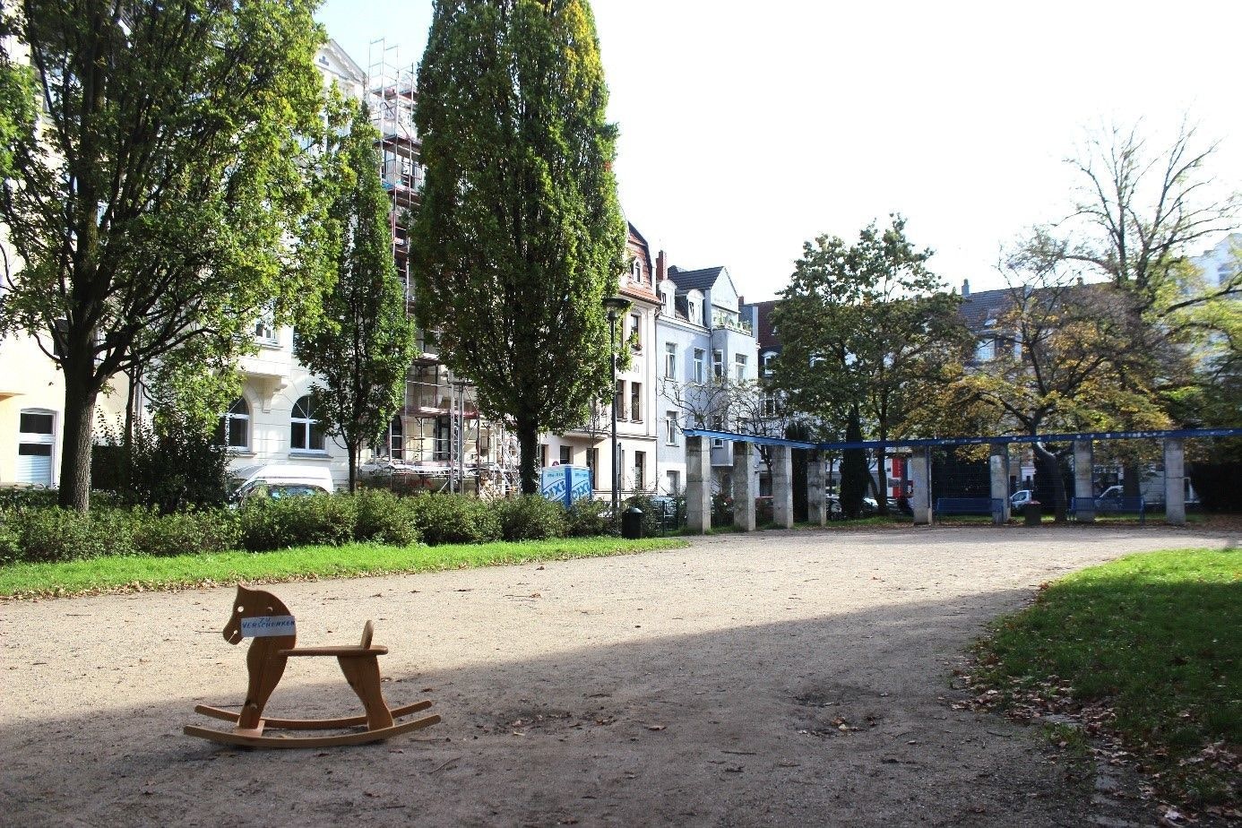 Umgestaltung: Neue Bäume und mehr Struktur für Fahrräder am Erzbergerplatz in Nippes