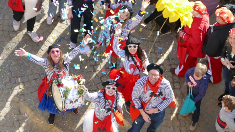 Zoch in der Südstadt: KG Ponyhof und Gruppen aus Lateinamerika ziehen durch die Torburg