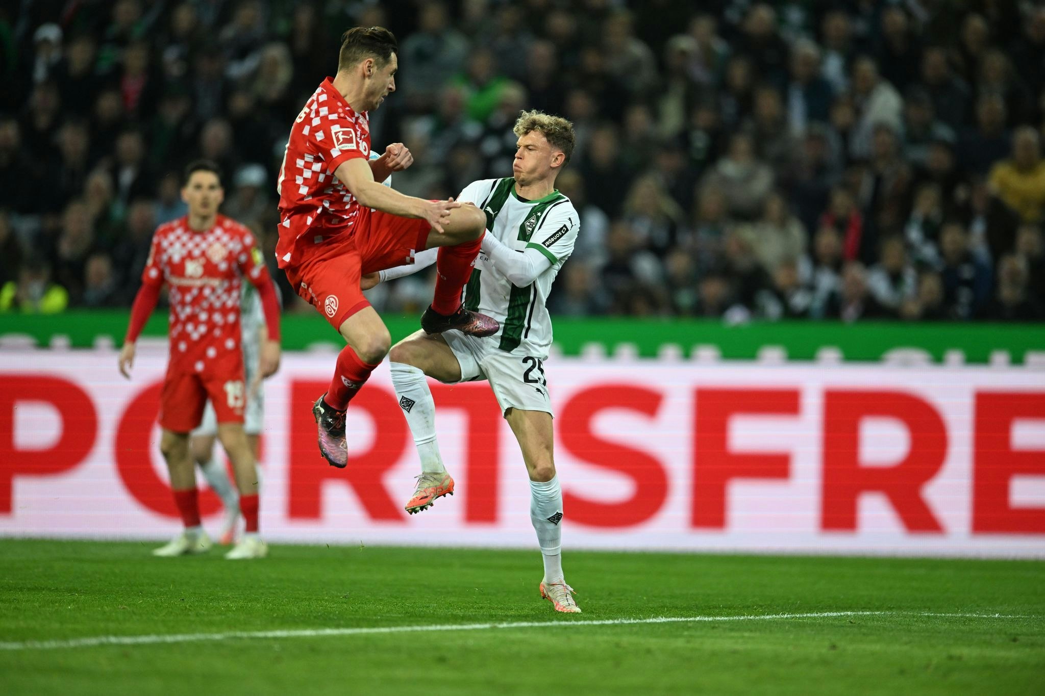 Fußball-Bundesliga: Mainz gewinnt auch in Gladbach und erobert Platz drei