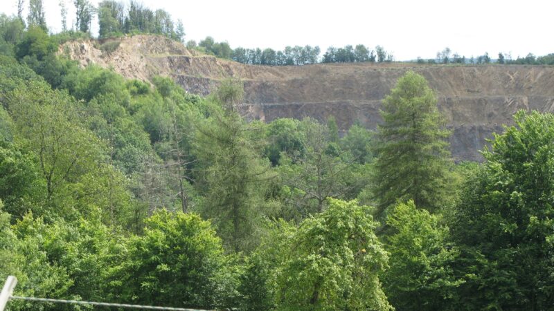 Schutzwall und Baustraße: Im Windecker Steinbruch darf gebaggert werden