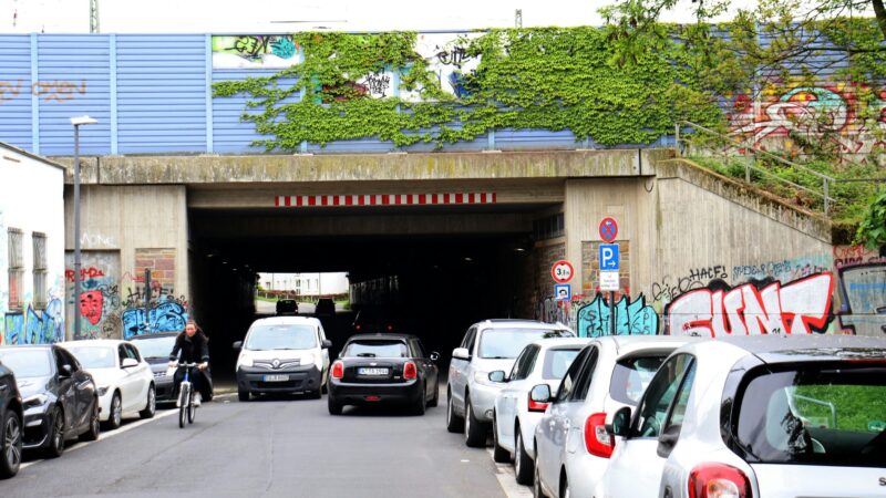 „Dreckigste Unterführung Kölns“: Lokalpolitiker wollen Bahnunterführung in Mülheim verbessern