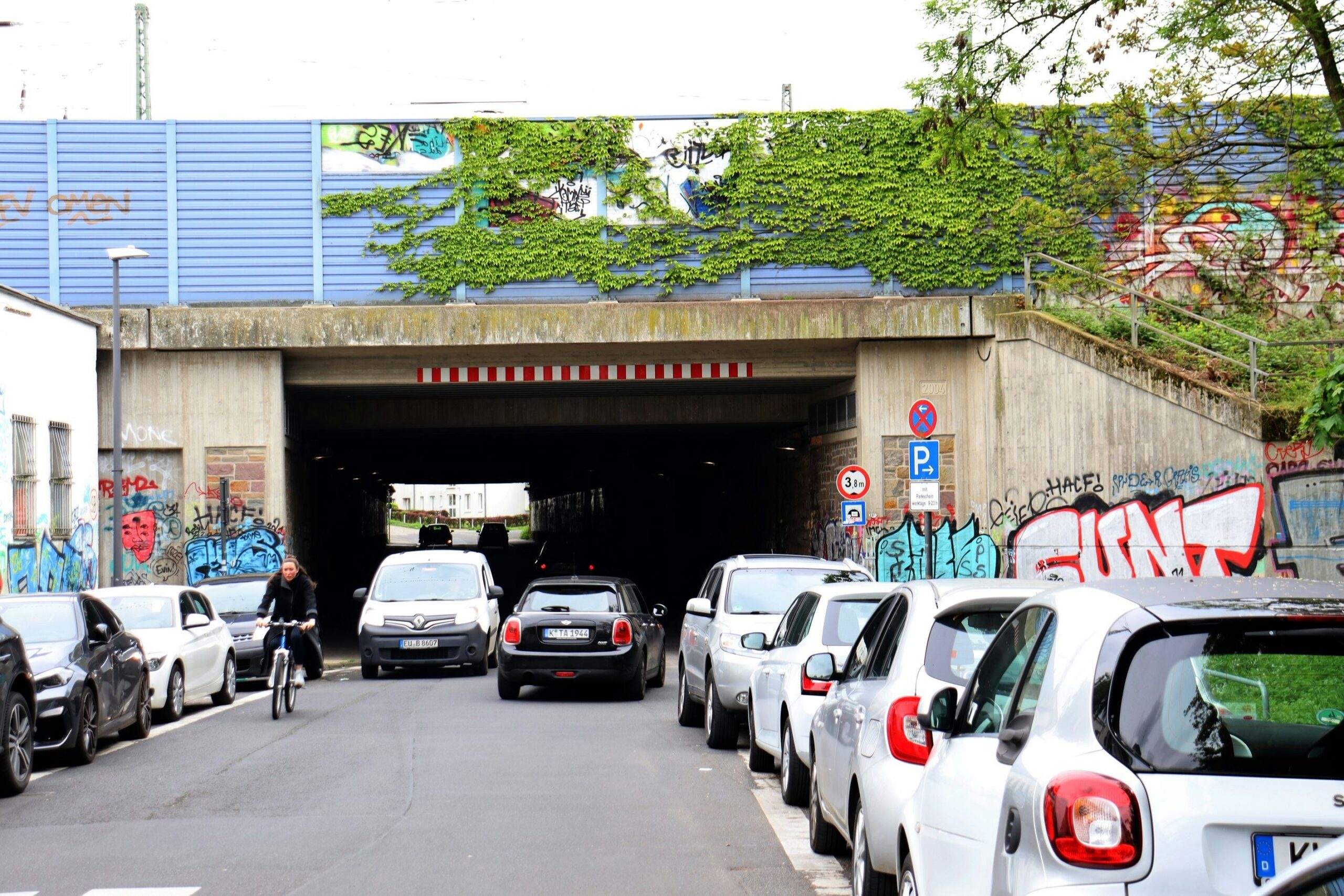 „Dreckigste Unterführung Kölns“: Lokalpolitiker wollen Bahnunterführung in Mülheim verbessern